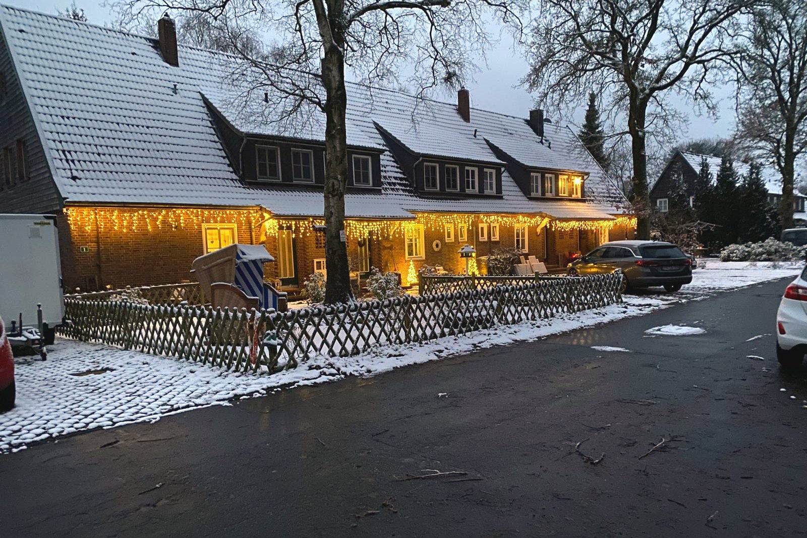 Das Haus im Schnee, warmes Licht in den Fenstern