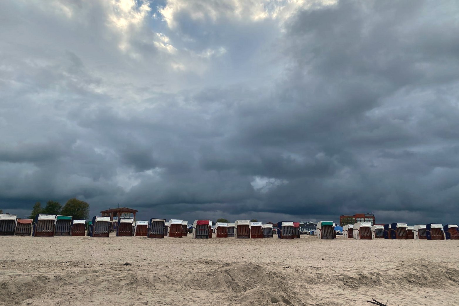 Strandkörbe unter Wolkenhimmel
